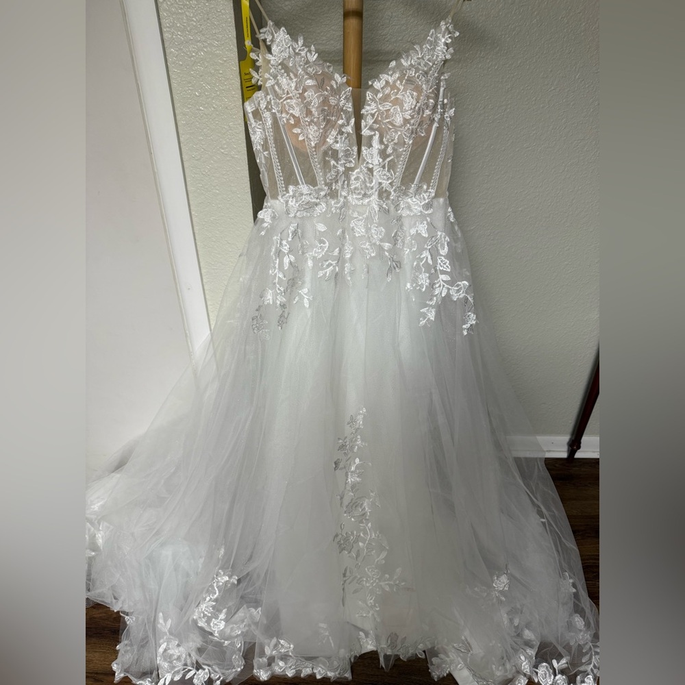 Elegant White Lace Wedding Dress